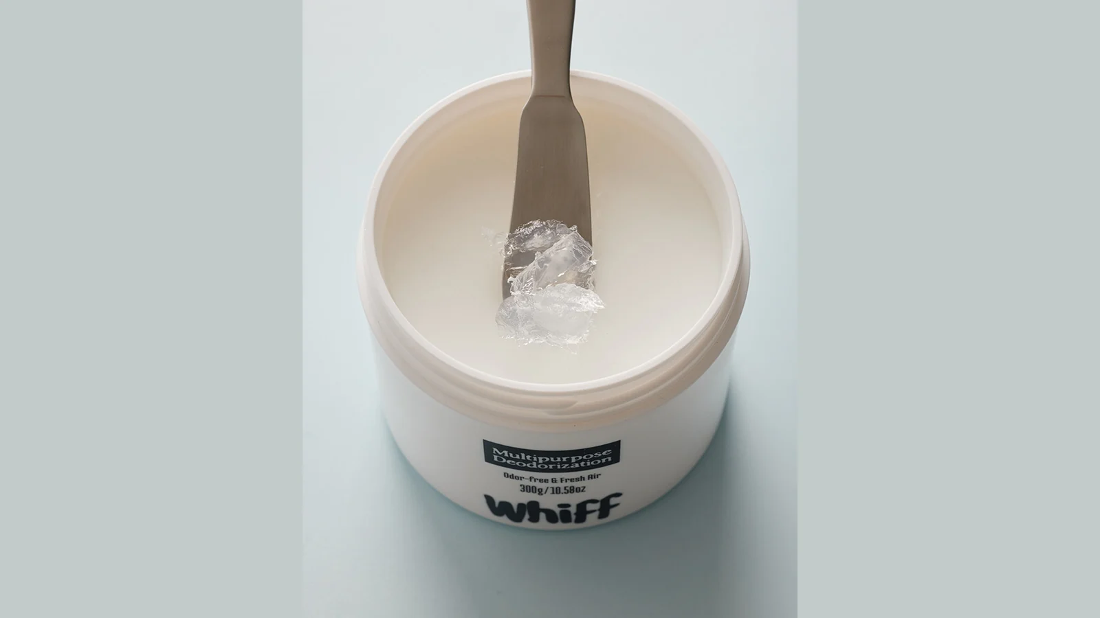 아기 방 높은 선반 위에 놓인 위프 고체 탈취제와 방문 옆 뚜껑 있는 기저귀 휴지통